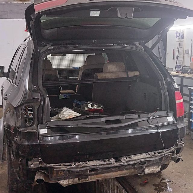 BMW X5 w naszym warsztacie, tył bez zderzaka i dolnej pokrywy bagażnika